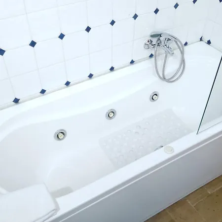 Appartamento La Di Santa Chiara By Myassisisuite - Dormi In Casa Del '400 - 125 Mq, Raro Piano Terra - 3 Veri Letti Matrimoniali, Zero Divani Letto - Live Check-in, No Key Box, 3 Real Beds, Jacuzzi - Mówimy Po Polsku *