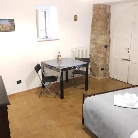 La Di Santa Chiara By Myassisisuite - Dormi In Casa Del '400 - 125 Mq, Raro Piano Terra - 3 Veri Letti Matrimoniali, Zero Divani Letto - Live Check-in, No Key Box, 3 Real Beds, Jacuzzi - Mówimy Po Polsku