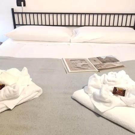 La Di Santa Chiara By Myassisisuite - Dormi In Casa Del '400 - 125 Mq, Raro Piano Terra - 3 Veri Letti Matrimoniali, Zero Divani Letto - Live Check-in, No Key Box, 3 Real Beds, Jacuzzi - Mówimy Po Polsku Appartamento *