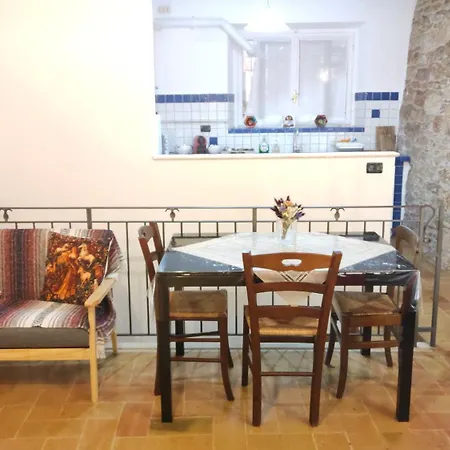Appartamento La Di Santa Chiara By Myassisisuite - Dormi In Casa Del '400 - 125 Mq, Raro Piano Terra - 3 Veri Letti Matrimoniali, Zero Divani Letto - Live Check-in, No Key Box, 3 Real Beds, Jacuzzi - Mówimy Po Polsku *