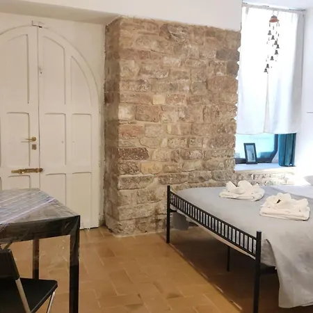 La Di Santa Chiara By Myassisisuite - Dormi In Casa Del '400 - 125 Mq, Raro Piano Terra - 3 Veri Letti Matrimoniali, Zero Divani Letto - Live Check-in, No Key Box, 3 Real Beds, Jacuzzi - Mówimy Po Polsku * Assisi