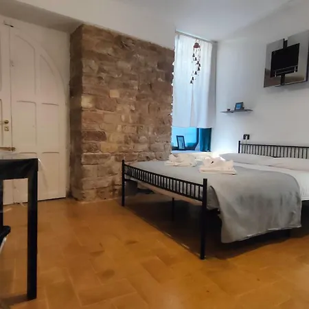 La Di Santa Chiara By Myassisisuite - Dormi In Casa Del '400 - 125 Mq, Raro Piano Terra - 3 Veri Letti Matrimoniali, Zero Divani Letto - Live Check-in, No Key Box, 3 Real Beds, Jacuzzi - Mówimy Po Polsku