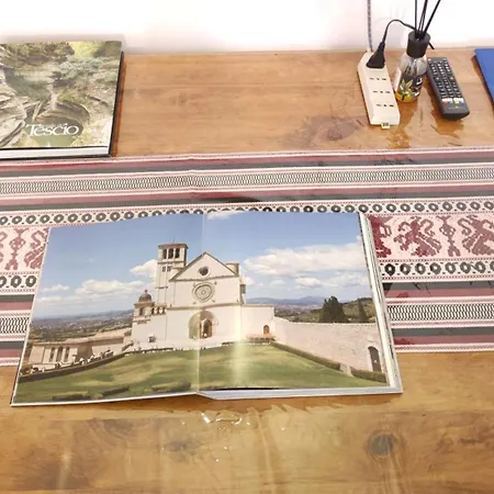 La Di Santa Chiara By Myassisisuite - Dormi In Casa Del '400 - 125 Mq, Raro Piano Terra - 3 Veri Letti Matrimoniali, Zero Divani Letto - Live Check-in, No Key Box, 3 Real Beds, Jacuzzi - Mówimy Po Polsku Assisi