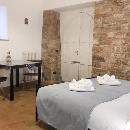 La Di Santa Chiara By Myassisisuite - Dormi In Casa Del '400 - 125 Mq, Raro Piano Terra - 3 Veri Letti Matrimoniali, Zero Divani Letto - Live Check-in, No Key Box, 3 Real Beds, Jacuzzi - Mówimy Po Polsku Appartamento *