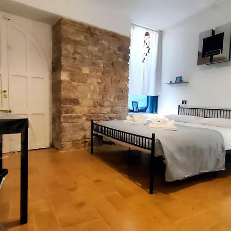 La Di Santa Chiara By Myassisisuite - Dormi In Casa Del '400 - 125 Mq, Raro Piano Terra - 3 Veri Letti Matrimoniali, Zero Divani Letto - Live Check-in, No Key Box, 3 Real Beds, Jacuzzi - Mówimy Po Polsku Assisi