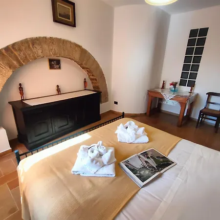 La Di Santa Chiara By Myassisisuite - Dormi In Casa Del '400 - 125 Mq, Raro Piano Terra - 3 Veri Letti Matrimoniali, Zero Divani Letto - Live Check-in, No Key Box, 3 Real Beds, Jacuzzi - Mówimy Po Polsku Assisi
