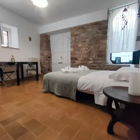 Appartamento La Di Santa Chiara By Myassisisuite - Dormi In Casa Del '400 - 125 Mq, Raro Piano Terra - 3 Veri Letti Matrimoniali, Zero Divani Letto - Live Check-in, No Key Box, 3 Real Beds, Jacuzzi - Mówimy Po Polsku