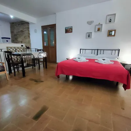 La Di Santa Chiara By Myassisisuite - Dormi In Casa Del '400 - 125 Mq, Raro Piano Terra - 3 Veri Letti Matrimoniali, Zero Divani Letto - Live Check-in, No Key Box, 3 Real Beds, Jacuzzi - Mówimy Po Polsku Appartamento Assisi