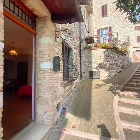 Appartamento La Di Santa Chiara By Myassisisuite - Dormi In Casa Del '400 - 125 Mq, Raro Piano Terra - 3 Veri Letti Matrimoniali, Zero Divani Letto - Live Check-in, No Key Box, 3 Real Beds, Jacuzzi - Mówimy Po Polsku *