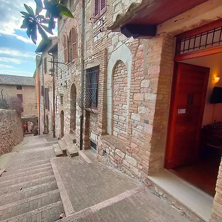 La Di Santa Chiara By Myassisisuite - Dormi In Casa Del '400 - 125 Mq, Raro Piano Terra - 3 Veri Letti Matrimoniali, Zero Divani Letto - Live Check-in, No Key Box, 3 Real Beds, Jacuzzi - Mówimy Po Polsku Appartamento Assisi