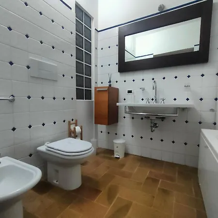 La Di Santa Chiara By Myassisisuite - Dormi In Casa Del '400 - 125 Mq, Raro Piano Terra - 3 Veri Letti Matrimoniali, Zero Divani Letto - Live Check-in, No Key Box, 3 Real Beds, Jacuzzi - Mówimy Po Polsku Appartamento *