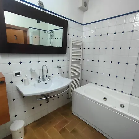 La Di Santa Chiara By Myassisisuite - Dormi In Casa Del '400 - 125 Mq, Raro Piano Terra - 3 Veri Letti Matrimoniali, Zero Divani Letto - Live Check-in, No Key Box, 3 Real Beds, Jacuzzi - Mówimy Po Polsku * Assisi