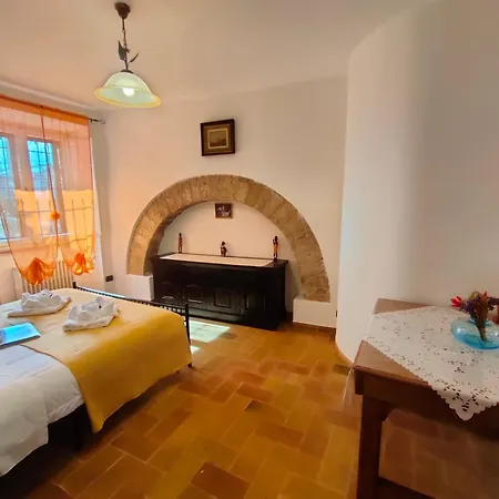 La Di Santa Chiara By Myassisisuite - Dormi In Casa Del '400 - 125 Mq, Raro Piano Terra - 3 Veri Letti Matrimoniali, Zero Divani Letto - Live Check-in, No Key Box, 3 Real Beds, Jacuzzi - Mówimy Po Polsku Appartamento *