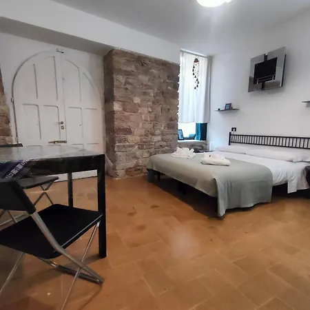 La Di Santa Chiara By Myassisisuite - Dormi In Casa Del '400 - 125 Mq, Raro Piano Terra - 3 Veri Letti Matrimoniali, Zero Divani Letto - Live Check-in, No Key Box, 3 Real Beds, Jacuzzi - Mówimy Po Polsku Assisi