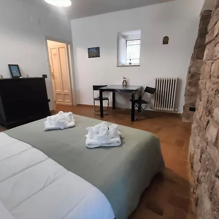 La Di Santa Chiara By Myassisisuite - Dormi In Casa Del '400 - 125 Mq, Raro Piano Terra - 3 Veri Letti Matrimoniali, Zero Divani Letto - Live Check-in, No Key Box, 3 Real Beds, Jacuzzi - Mówimy Po Polsku Appartamento Assisi