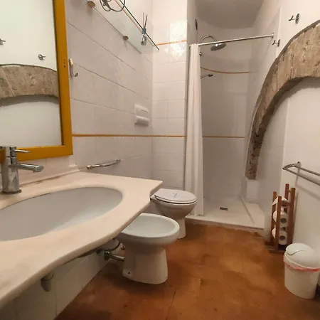La Di Santa Chiara By Myassisisuite - Dormi In Casa Del '400 - 125 Mq, Raro Piano Terra - 3 Veri Letti Matrimoniali, Zero Divani Letto - Live Check-in, No Key Box, 3 Real Beds, Jacuzzi - Mówimy Po Polsku