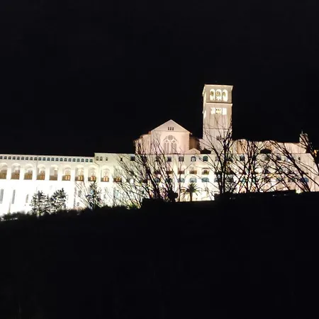 La Di Santa Chiara By Myassisisuite - Dormi In Casa Del '400 - 125 Mq, Raro Piano Terra - 3 Veri Letti Matrimoniali, Zero Divani Letto - Live Check-in, No Key Box, 3 Real Beds, Jacuzzi - Mówimy Po Polsku * Assisi