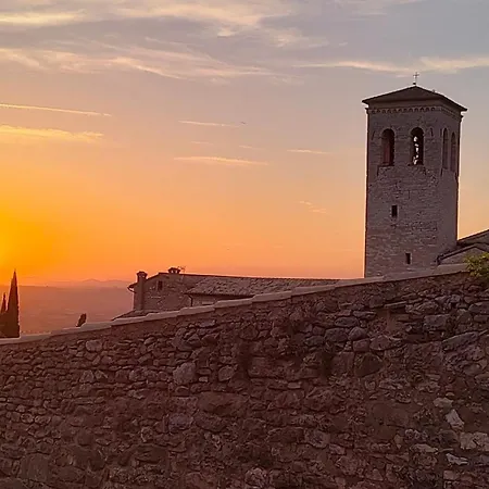 La Di Santa Chiara By Myassisisuite - Dormi In Casa Del '400 - 125 Mq, Raro Piano Terra - 3 Veri Letti Matrimoniali, Zero Divani Letto - Live Check-in, No Key Box, 3 Real Beds, Jacuzzi - Mówimy Po Polsku *