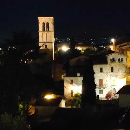 La Di Santa Chiara By Myassisisuite - Dormi In Casa Del '400 - 125 Mq, Raro Piano Terra - 3 Veri Letti Matrimoniali, Zero Divani Letto - Live Check-in, No Key Box, 3 Real Beds, Jacuzzi - Mówimy Po Polsku Appartamento *